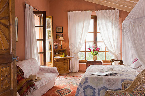 白色蚊子网床上拼接而成被子Terracotta西班牙语卧室白色帆窗帘小沙发
