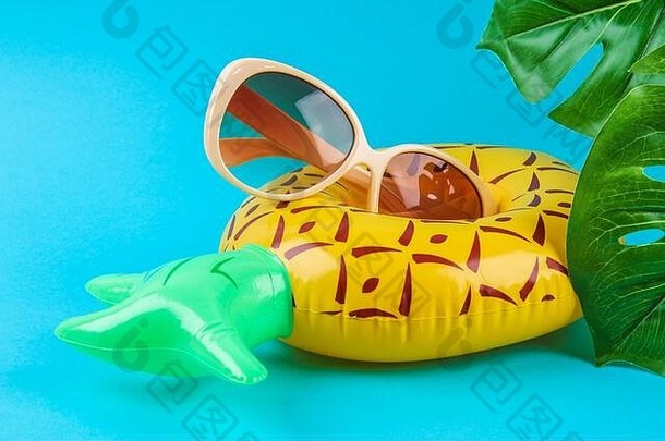 充气<strong>菠萝</strong>蓝色的背景太阳镜monstera叶子夏天概念假期背景出售