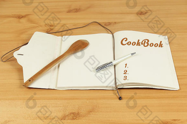 复古的食谱笔记本笔木勺子准备好了写作食谱