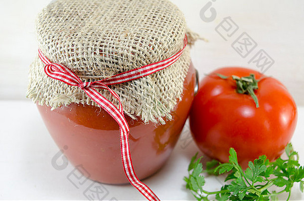 玻璃Jar自制的番茄酱新鲜的番茄欧芹