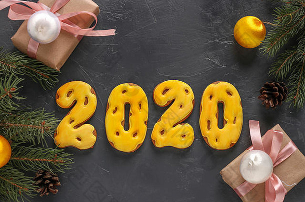姜饼饼干的形式有数字2020、圣诞礼物或诺埃尔节日、新年快乐、节日背景