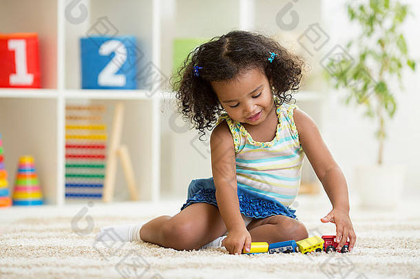 孩子女孩玩玩具幼儿园房间