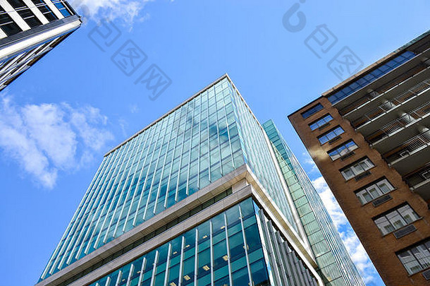 渥太华市中心反射云彩的玻璃摩天大楼