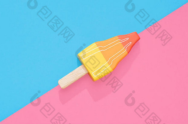 木制玩具经典火箭冰棒棒棒糖冰棒，粉色和蓝色的彩色背景，留有和文字的空间