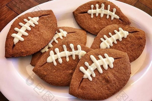 巧克力饼干的形状和装饰像足球。
