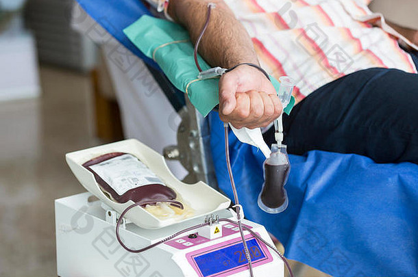志愿者在世界<strong>献血日献血</strong>。该活动旨在提高人们对安全bloo需求的认识