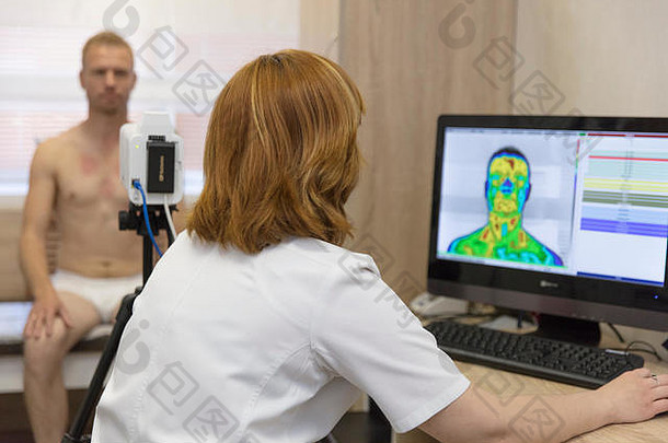 一名年轻男子在医生招待会上进行热成像研究，用热成像仪检查头部和颈部