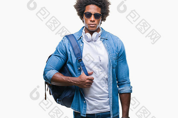 非洲式发型美国男人。穿耳机背包孤立的背景自信表达式聪明的脸思考
