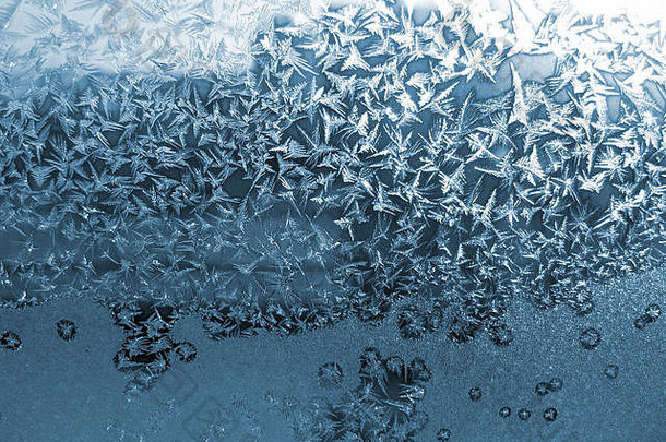 冬季窗玻璃的自然冰纹