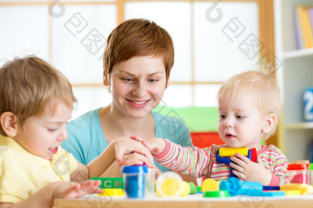 妈妈。教孩子们工作色彩斑斓的玩粘土玩具