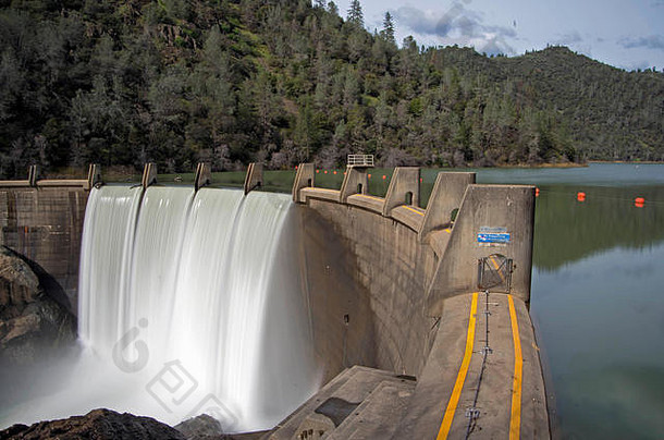 当克莱门廷湖的水位达到一定水平时，北福克大坝就会形成瀑布。
