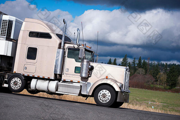 强大的米色大钻井平台经典强大的半卡车铬配件高排气管道运输货物冰箱半预告片