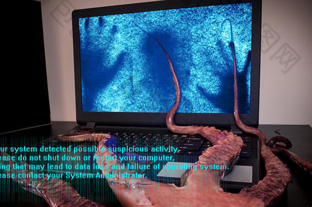 电脑病毒概念移动PC男人。内部抓住了恶心的怪物长黏糊糊的触角数据损失危险