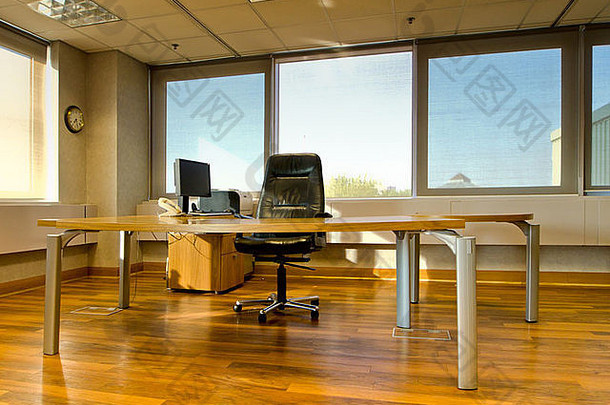 木质饰面的现代办公室