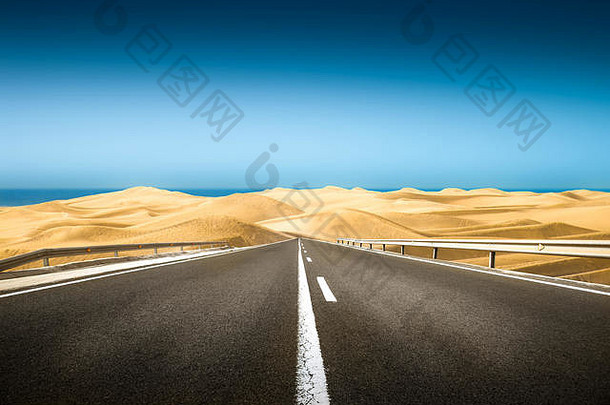 沙漠中的一条长路