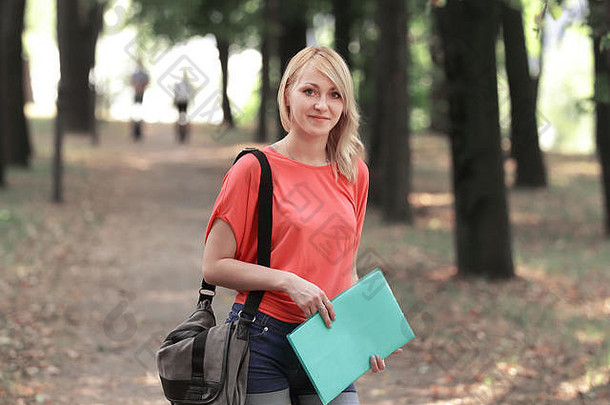 成功的女学生袋剪贴板背景公园
