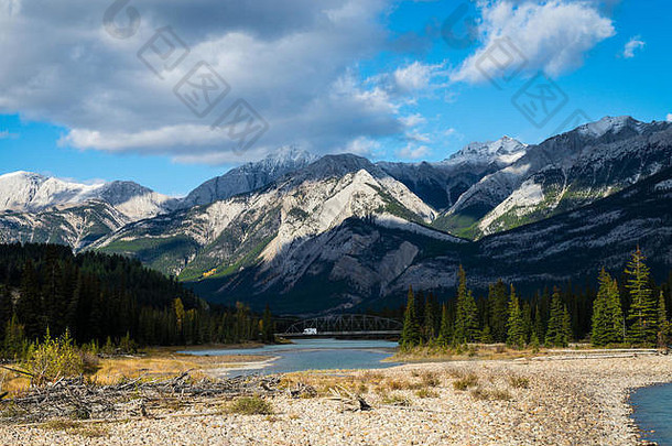 照片美丽的山景观加拿大