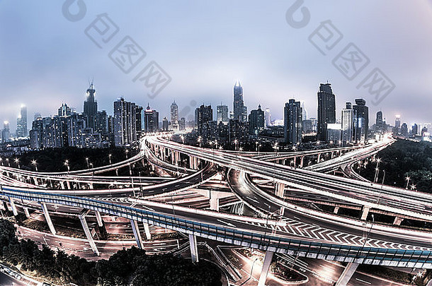 空中视图<strong>上海高架</strong>桥晚上严重的交通交通拥堵
