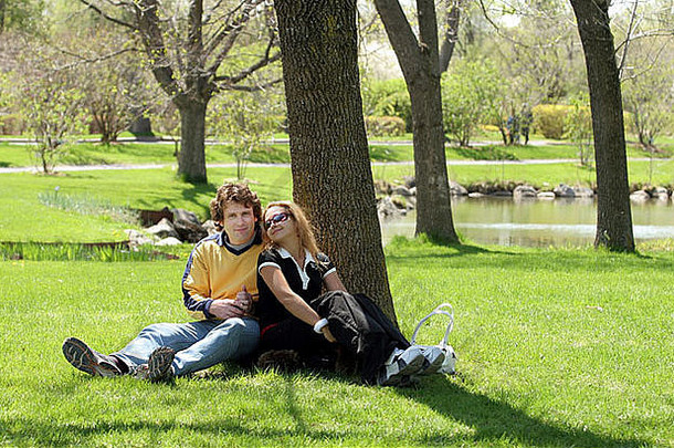 浪漫的夫妇坐着公园