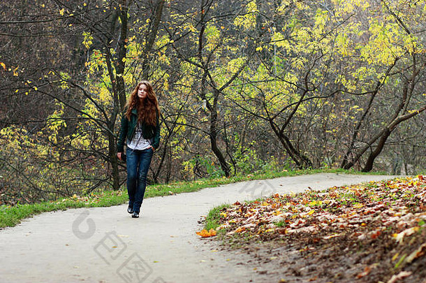 秋天公园里的一位身躯丰满、<strong>健步</strong>如飞的女人
