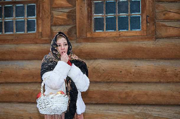 年轻的俄罗斯女人传统的俄罗斯头巾莫斯科俄罗斯
