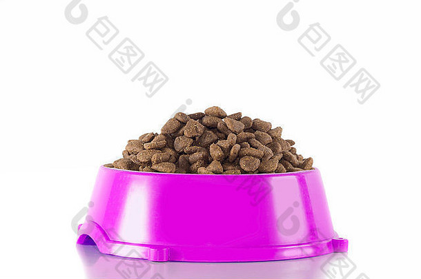 紫红色碗中的狗粮，在白色工作室背景上隔离