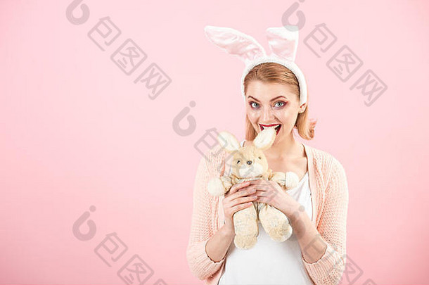 兔子耳朵里的女人。寻找鸡蛋。复活节彩蛋作为传统食物。春假。带兔子玩具的女孩。戴着玩具的兔子耳朵的快乐女人。快乐的