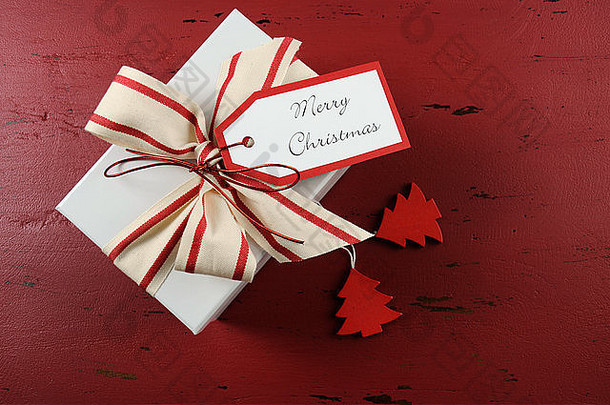现代风格白色帆布条纹丝带圣诞节礼物盒子黑暗红色的回收木背景