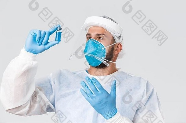 2019冠状病毒疾病流行，临床和医疗工作者概念。在实验室诊所里，兴奋的男医生兼研究员，穿着私人服装