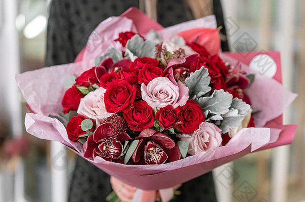混合花束红色的音调美丽的群新鲜的花女士手工作花店花商店新鲜的减少花