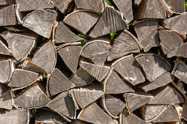 堆放的木柴，作为冬季的燃料储备