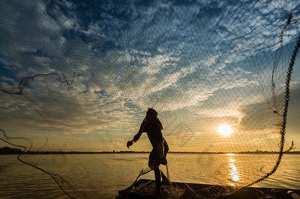 渔夫钓鱼钓鱼网河晚上日落