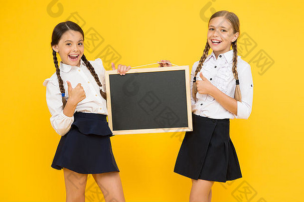 检查学校女孩可爱的学生持有黑板上复制空间同学们倡议团队黄色的背景加入学校俱乐部学生社区学校时间表学校公告概念