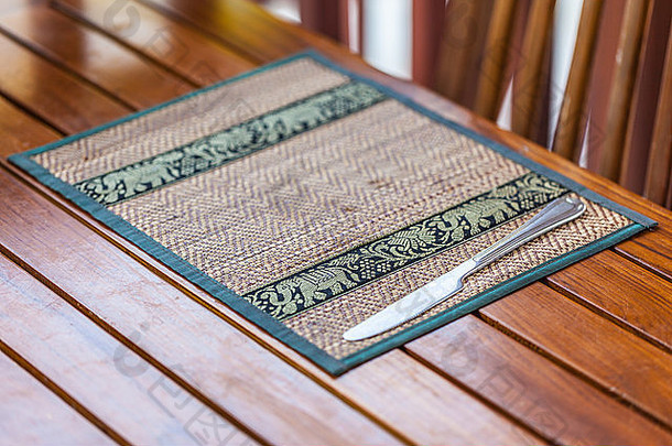 泰国餐馆里用刀装饰的餐垫