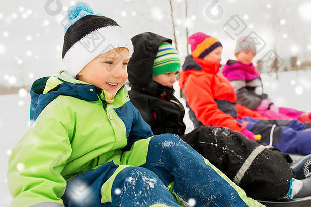 快乐的孩子们在冬天玩雪橇