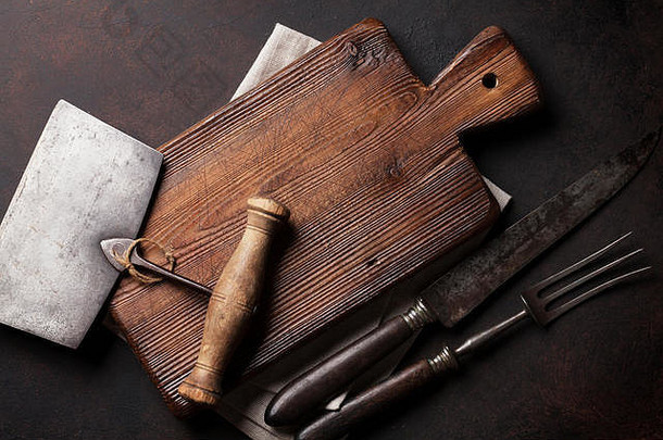 <strong>老式厨房</strong>用具。叉子，刀，砧板。俯视图