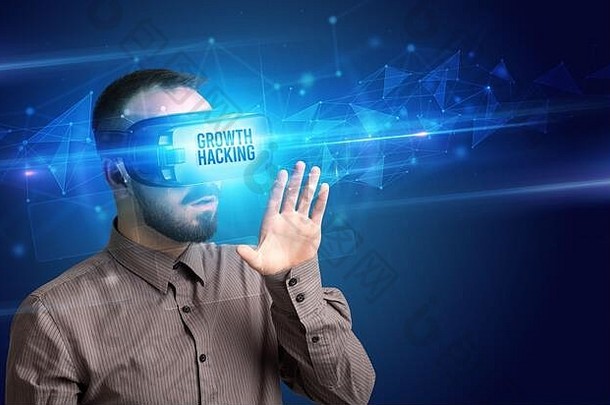 商人透过虚拟现实眼镜看成长黑客铭文，网络安全概念