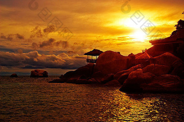 亚洲海滩上的日落