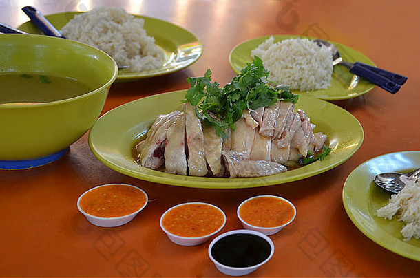 泰国美食清蒸鸡肉和米饭，配上美味的汤和酱汁