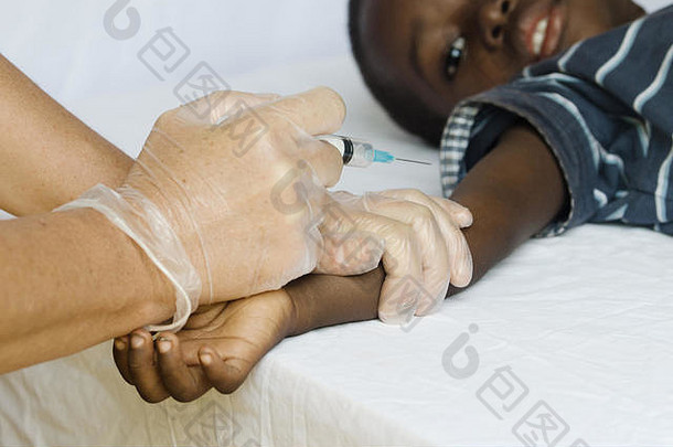 非洲男孩针注射白色护士女人