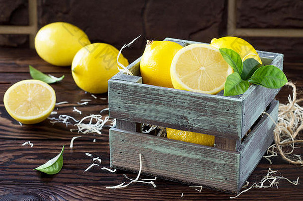 新鲜的多汁的柠檬木表格生活饮食营养概念
