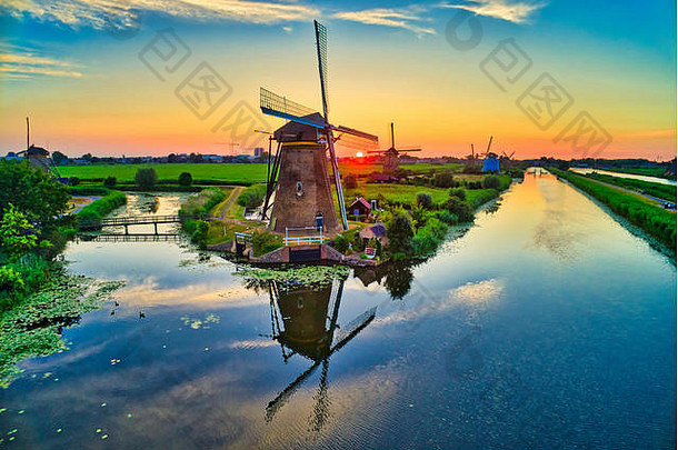 荷兰金德迪克日落时传统风车鸟瞰图。这一系统由19台风车组成，建于1740年左右，是联合国教科文组织的一个重要项目