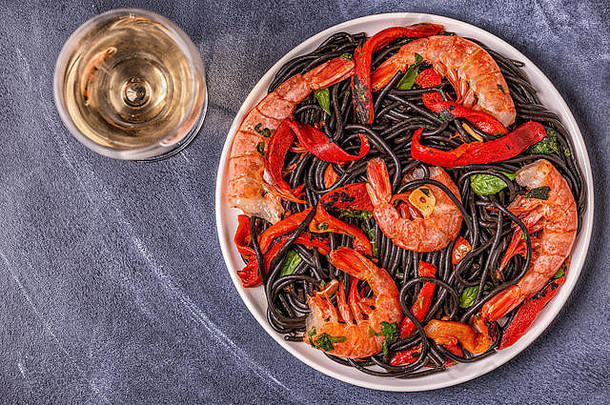 黑意大利<strong>面</strong>配大虾和蔬菜，俯视图。