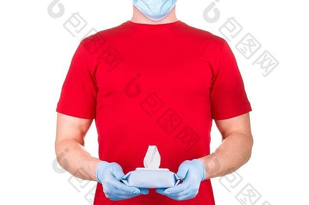 身穿红色t恤、医用口罩和手套、手持湿巾或隔离纸巾的男子