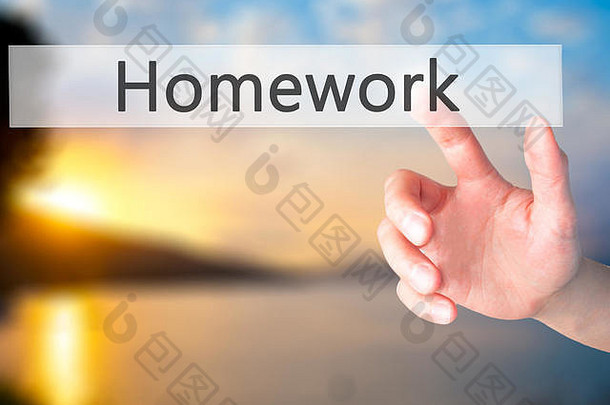 家庭作业-用手按下模糊背景上的按钮。商业、技术、互联网概念。库存照片