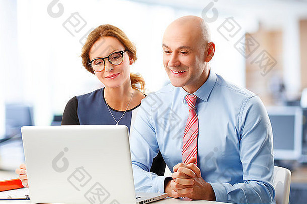 成熟的业务女人高级商人工作移动PC坐着办公室