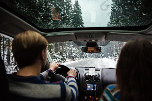 回来视图美丽的夫妇开车车冬天森林