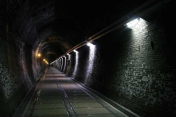 台湾新台北市美丽的旧草岭隧道内部景观