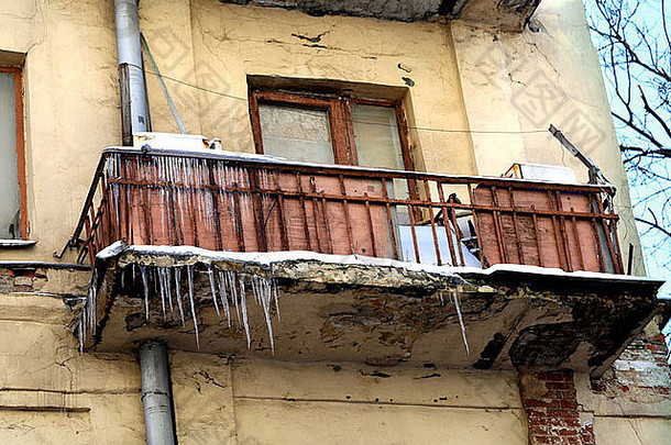 城市里有冰柱的旧阳台