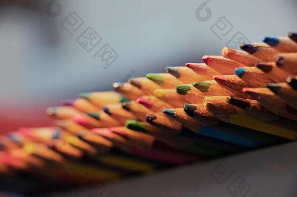 一排鲜艳的彩色铅笔免版税背景